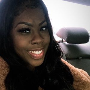 Hey! Selling clothes I no longer wear.